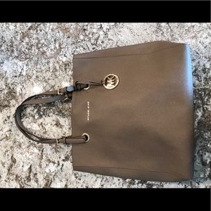 Michael Kors Jet Set Travel Tote. Safinao Leather.